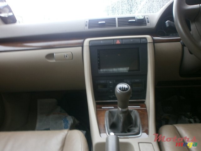 2010' Audi A4 photo #3