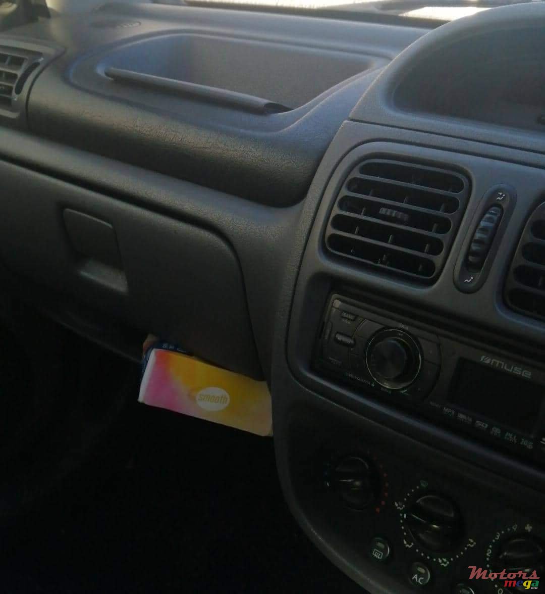 2002' Renault Clio photo #5