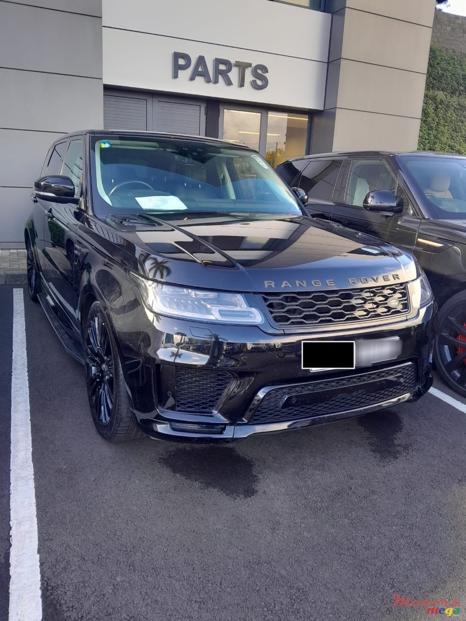 2019' Land Rover Range Rover Sport photo #2
