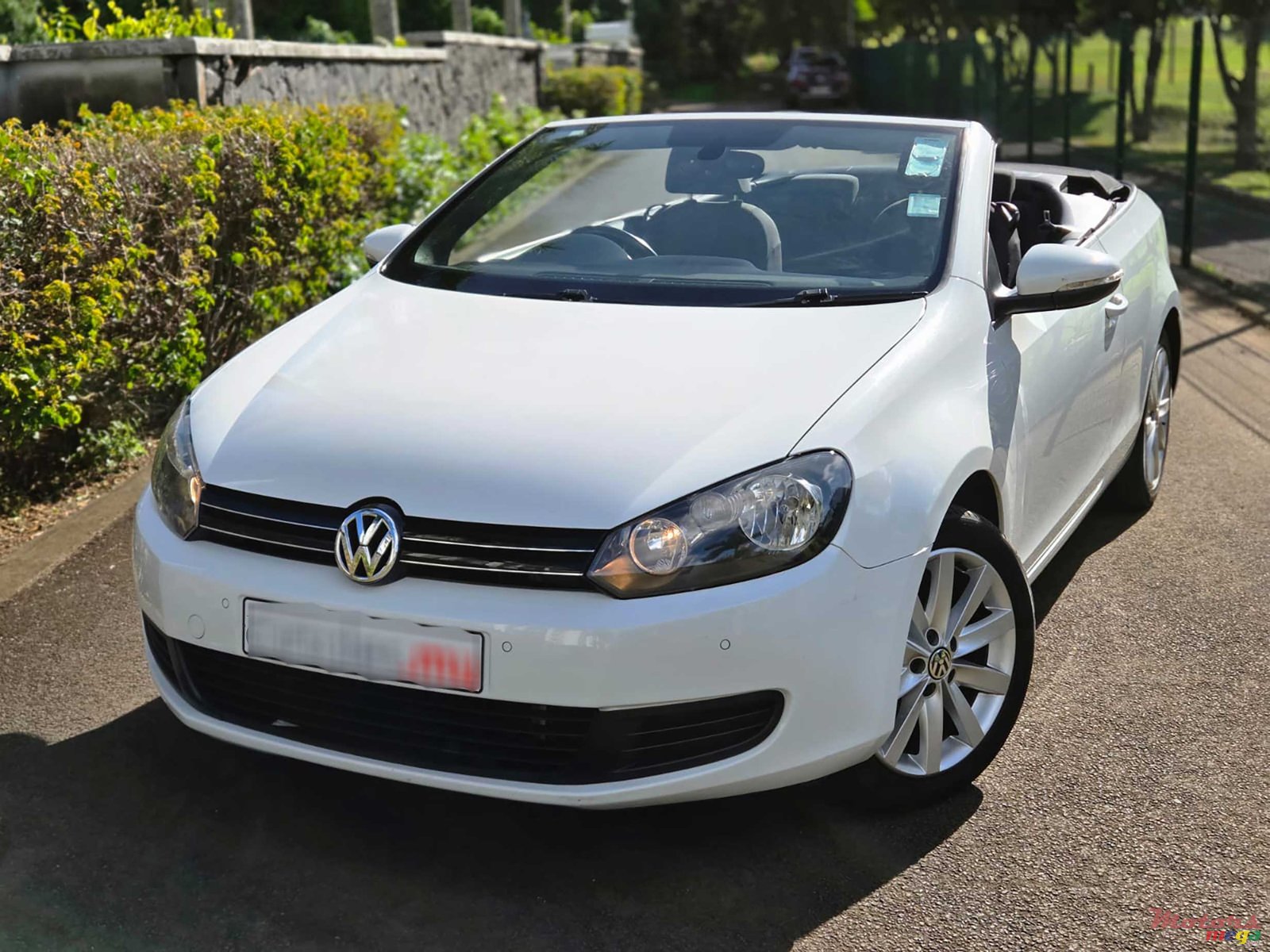 2015' Volkswagen Golf Cabriolet 2.0 TDI Bluemotion photo #1