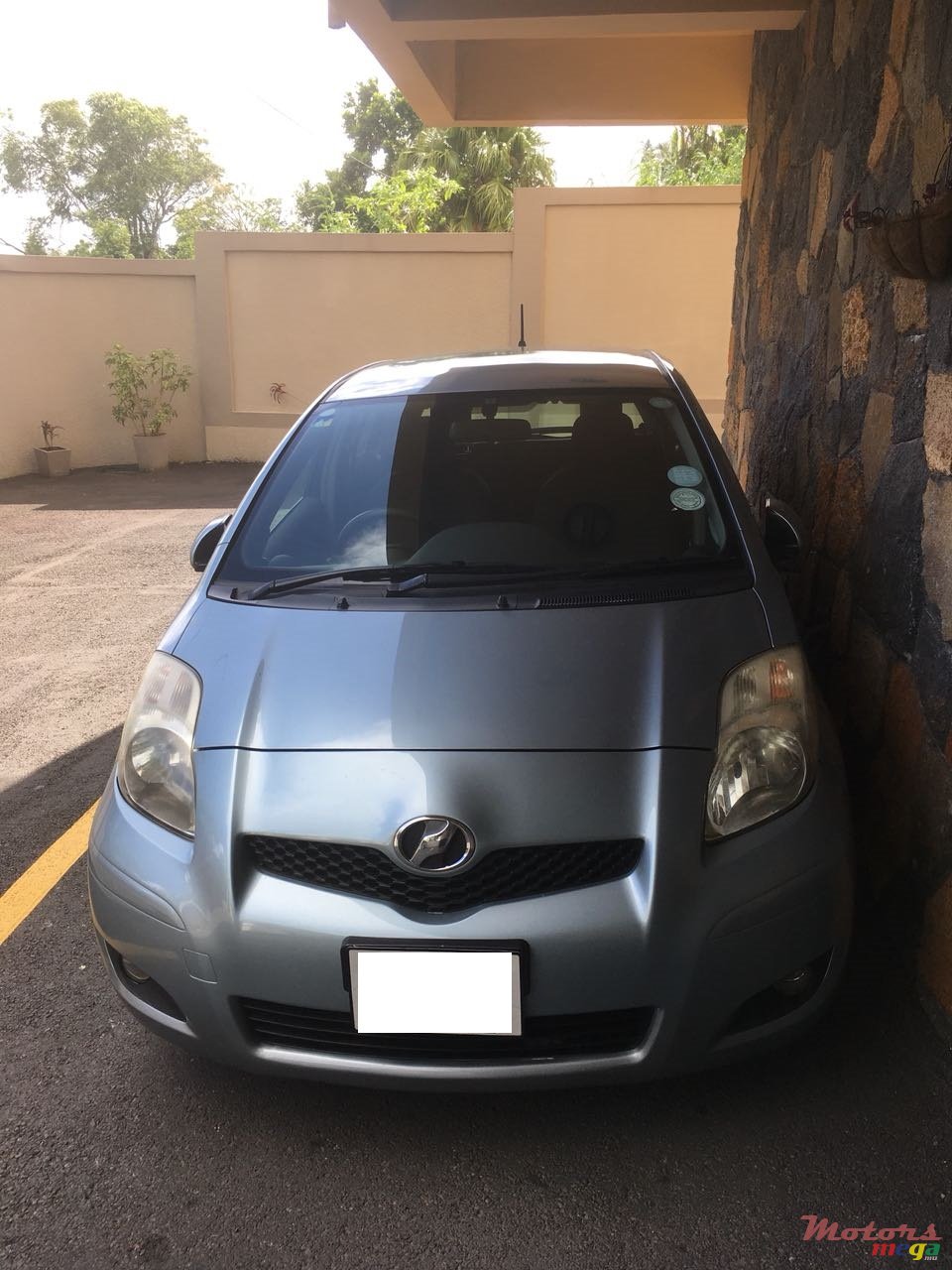 2009' Toyota Vitz photo #2