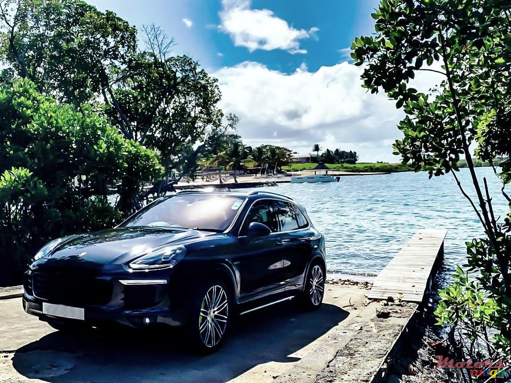 2015' Porsche Cayenne S E-hybrid photo #1