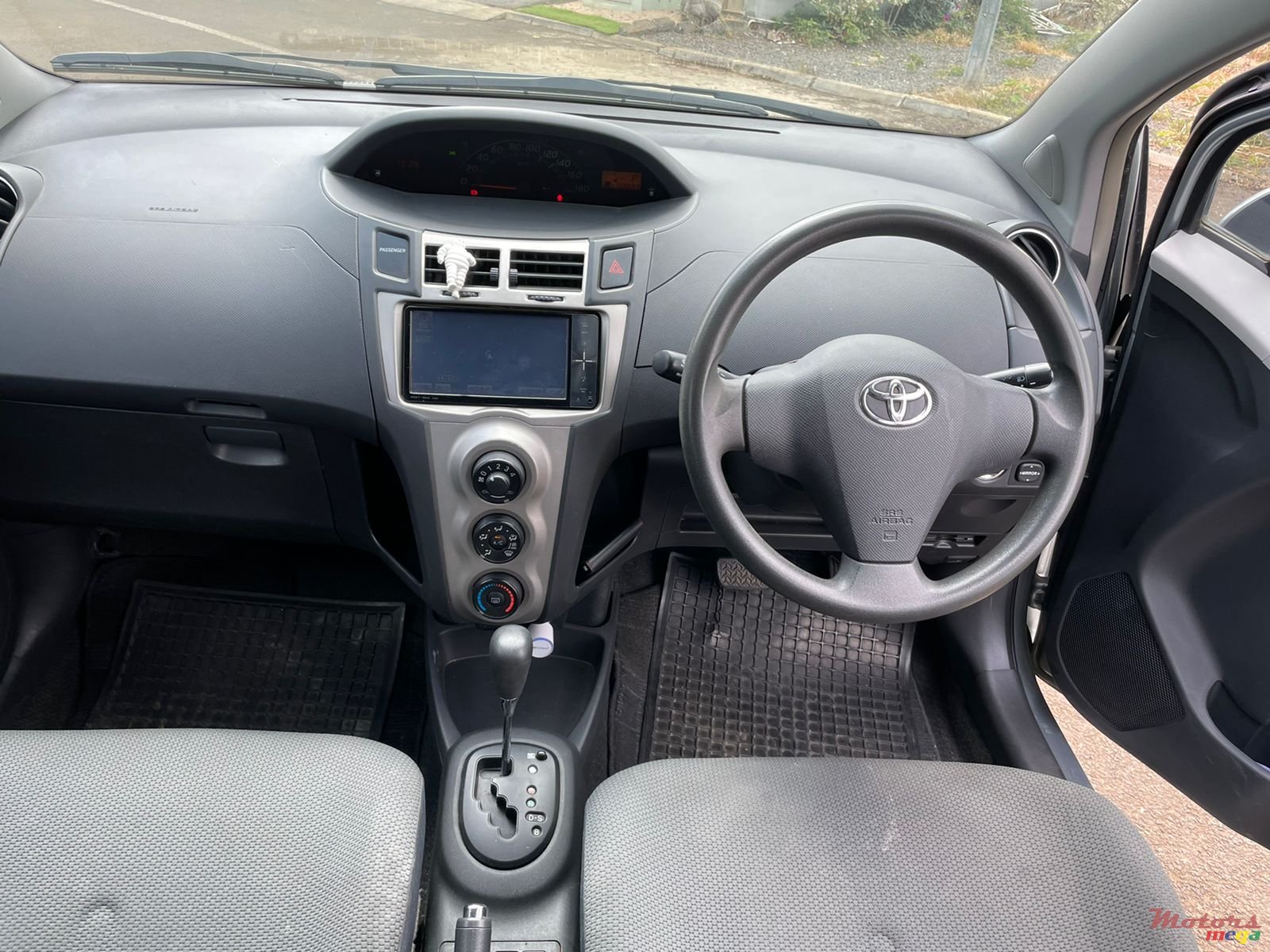 2010' Toyota Vitz photo #3