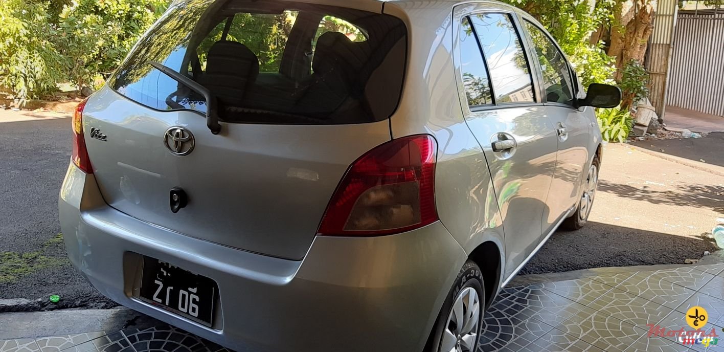 2006' Toyota Vitz photo #1