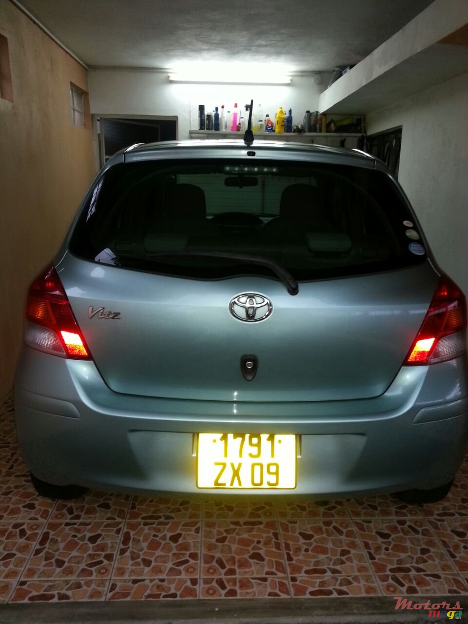 2009' Toyota Vitz photo #1