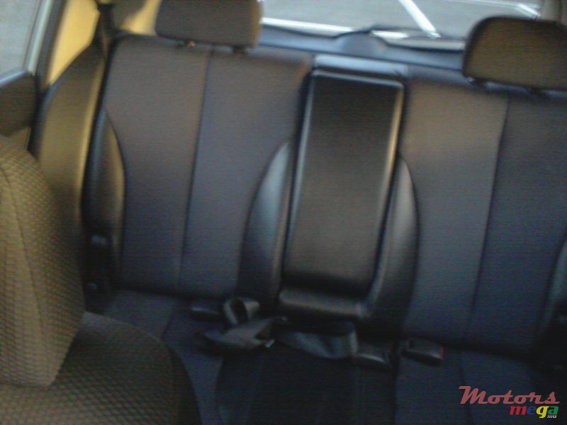 2005' Nissan Tiida hatchback photo #3