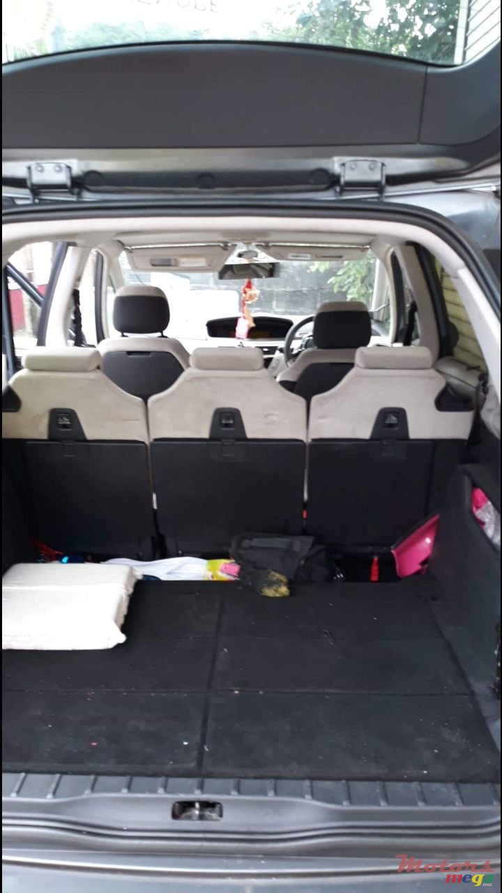 2008' Citroen C4 Picasso photo #5