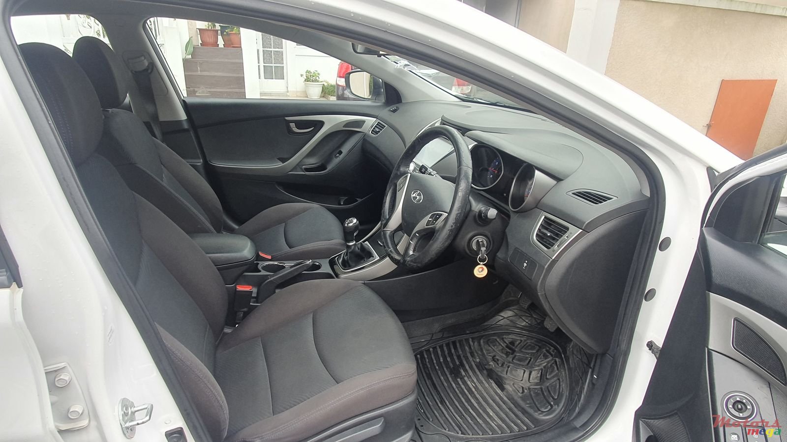 2012' Hyundai Elantra photo #6