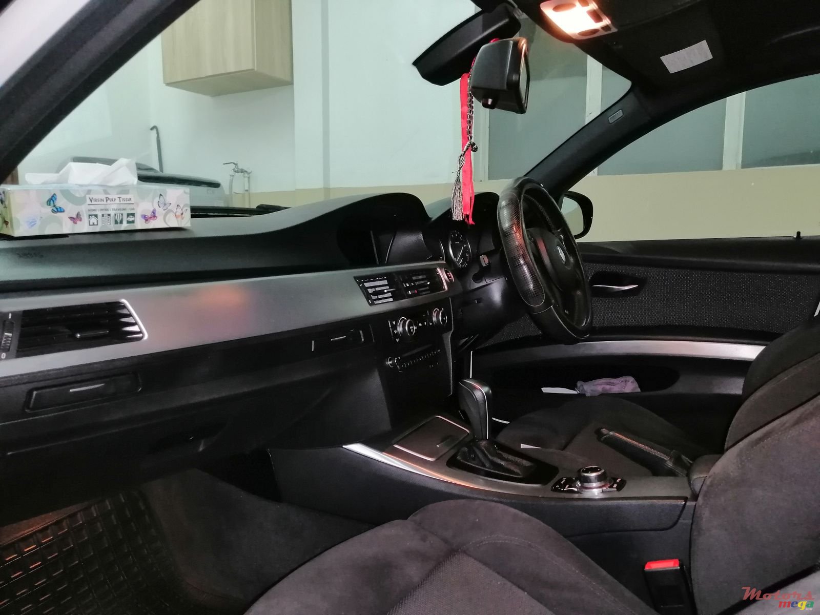 2011' BMW 3 Series photo #3