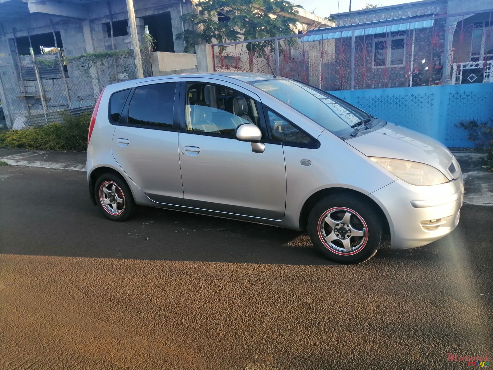 2004' Mitsubishi Colt photo #2
