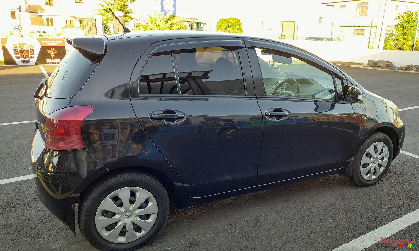 2009' Toyota Vitz photo #2