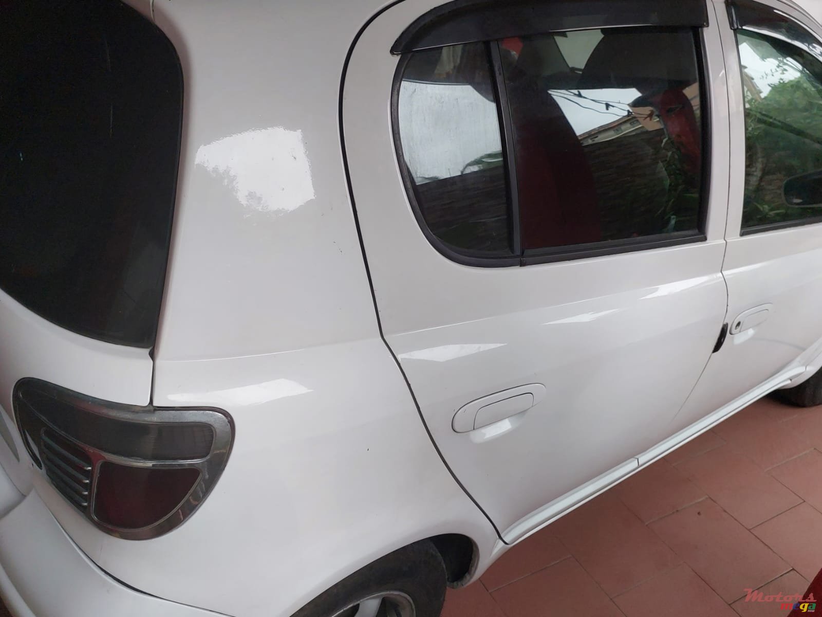 2000' Toyota Vitz photo #2