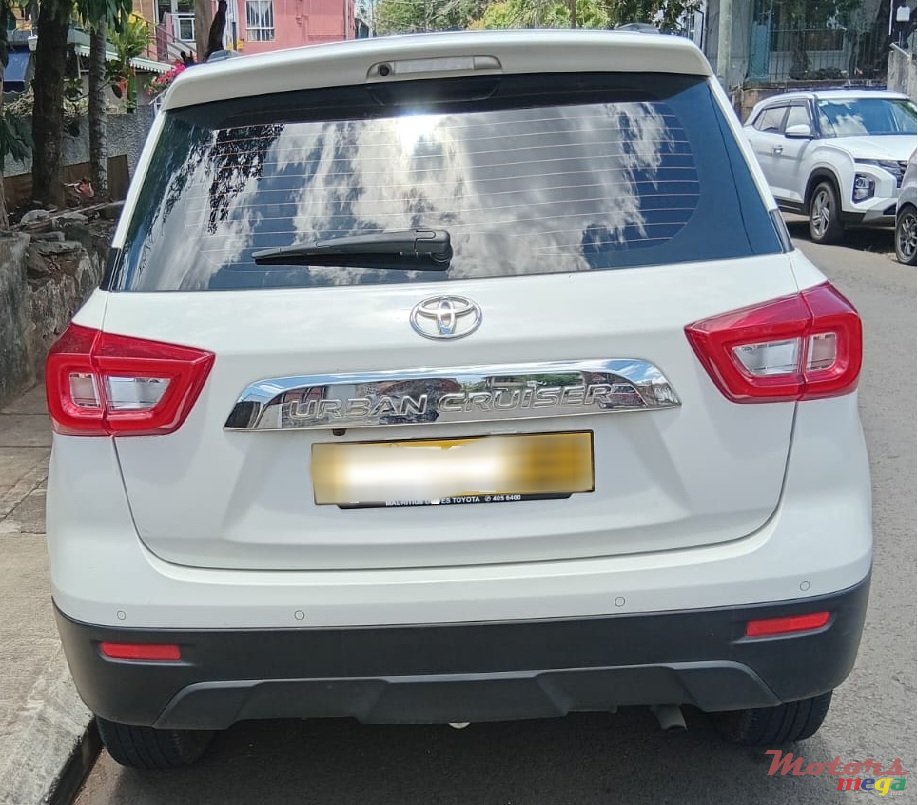 2022' Toyota Urban Cruiser photo #2