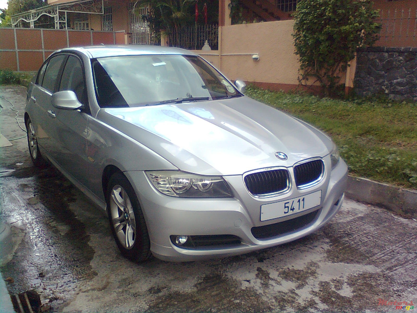 2009' BMW 318 photo #1