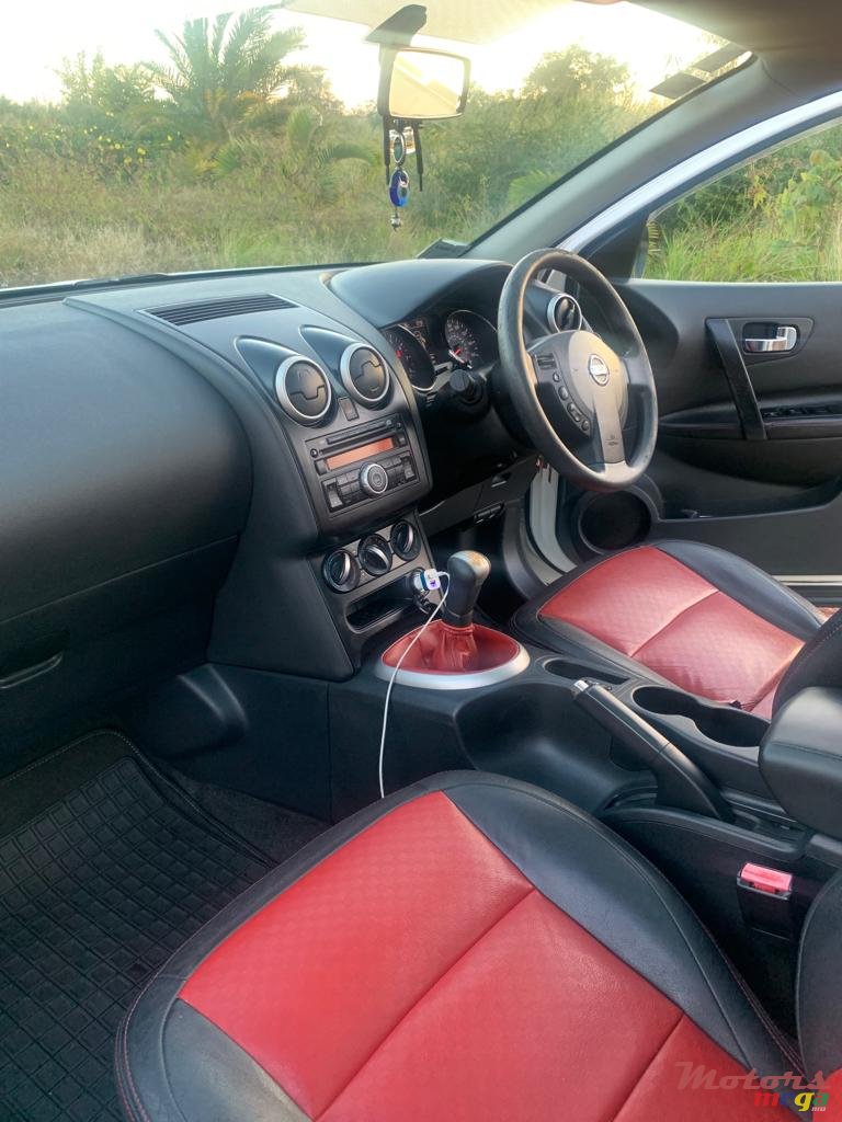 2011' Nissan Qashqai+2 photo #2