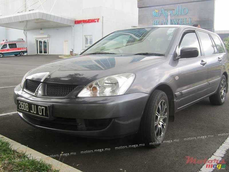2007' Nissan Sunny photo #1
