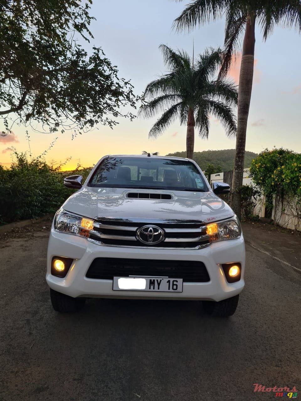 2016' Toyota Hilux photo #2