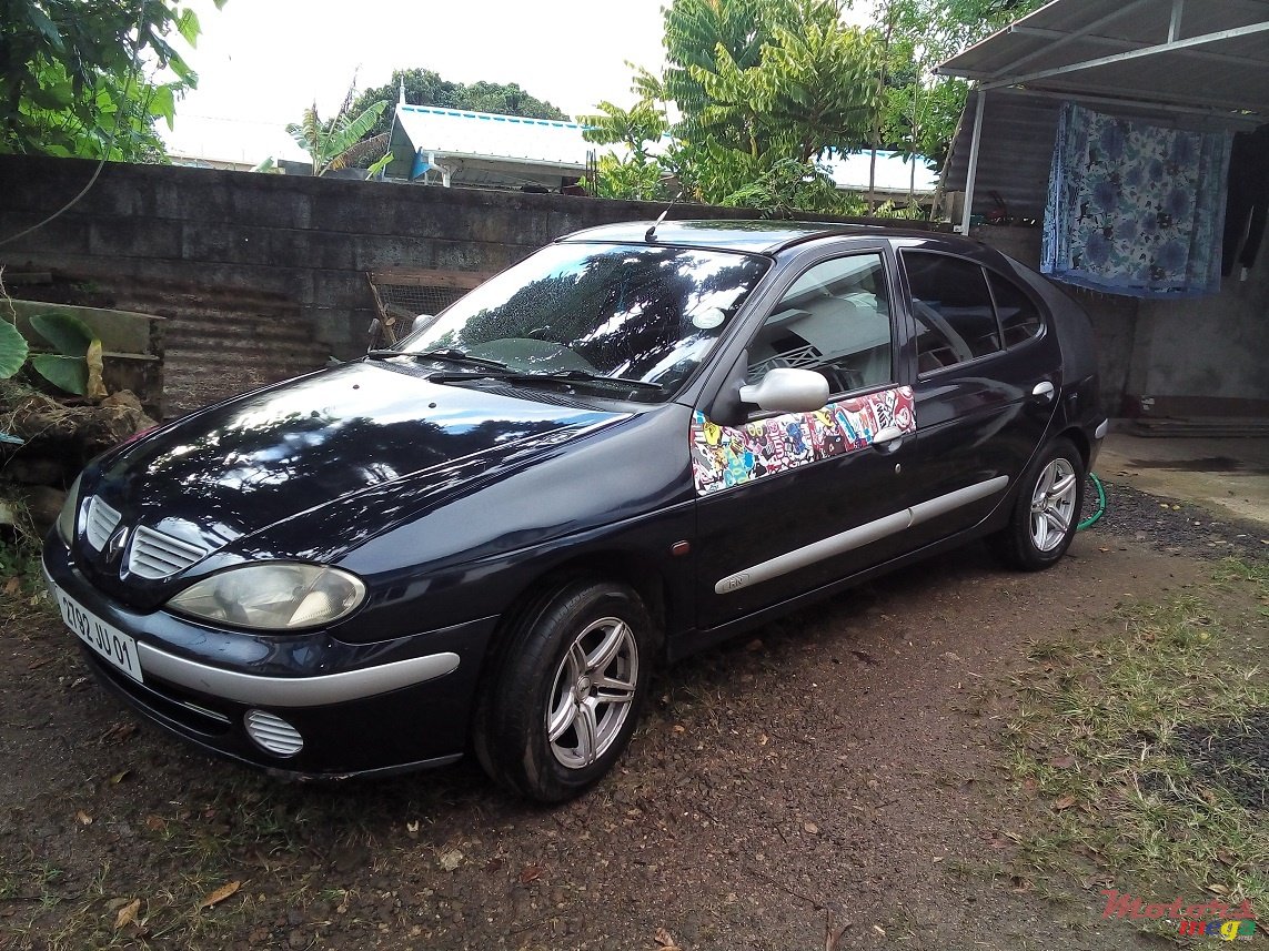 2001' Renault Megane photo #1