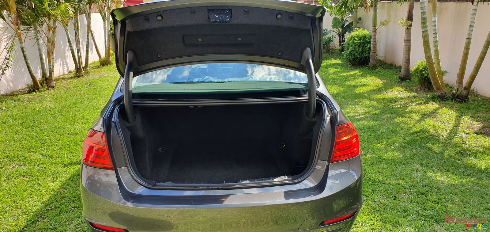 2012' BMW 3 Series photo #3