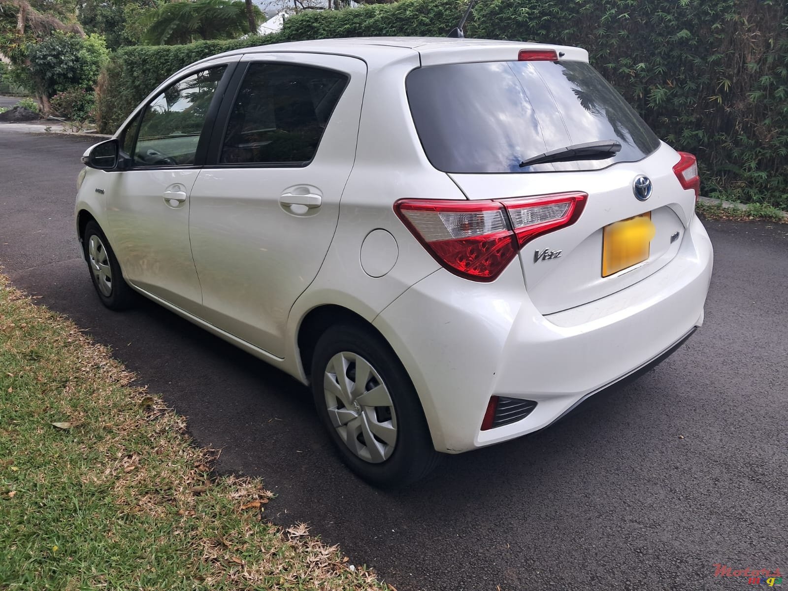 2017' Toyota Vitz Hybrid photo #5