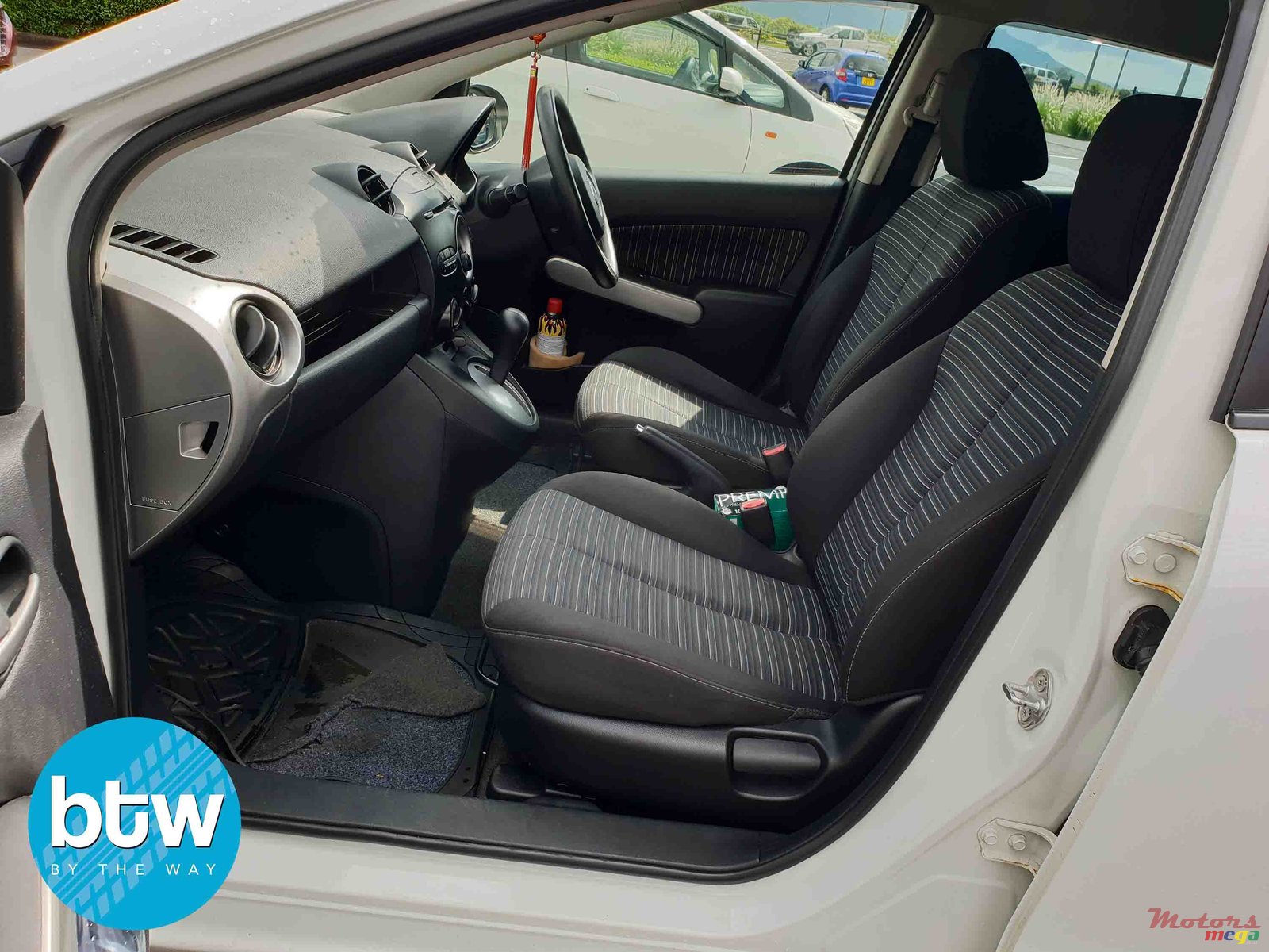 2010' Mazda Demio photo #5