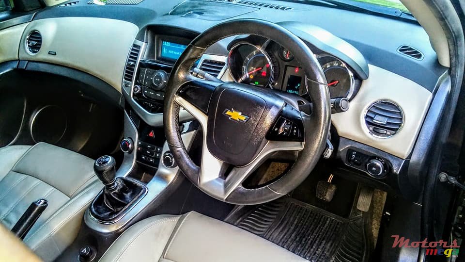 2011' Chevrolet Cruze LT photo #4