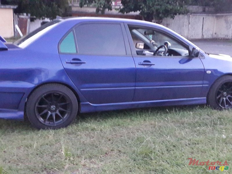 2005' Mitsubishi Lancer photo #2