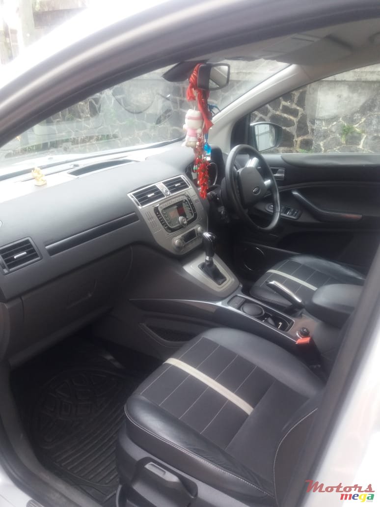 2011' Ford Kuga photo #3