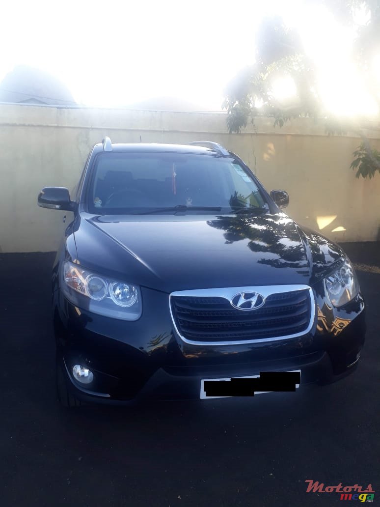 2011' Hyundai Santa Fe photo #2