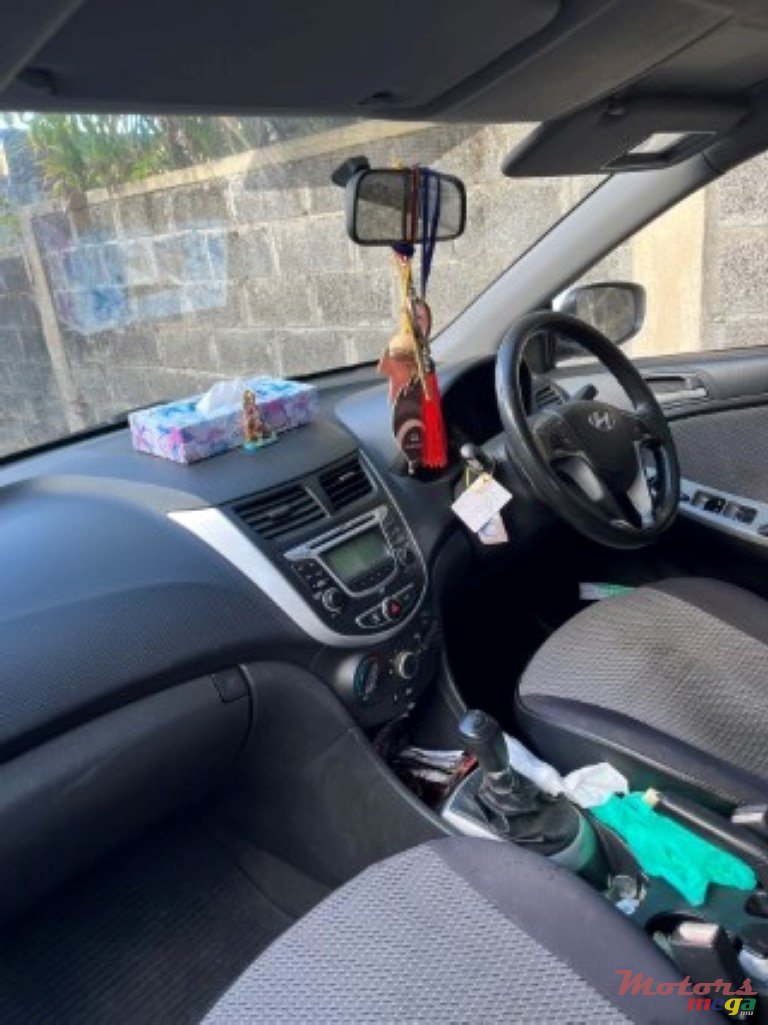 2012' Hyundai Accent photo #1