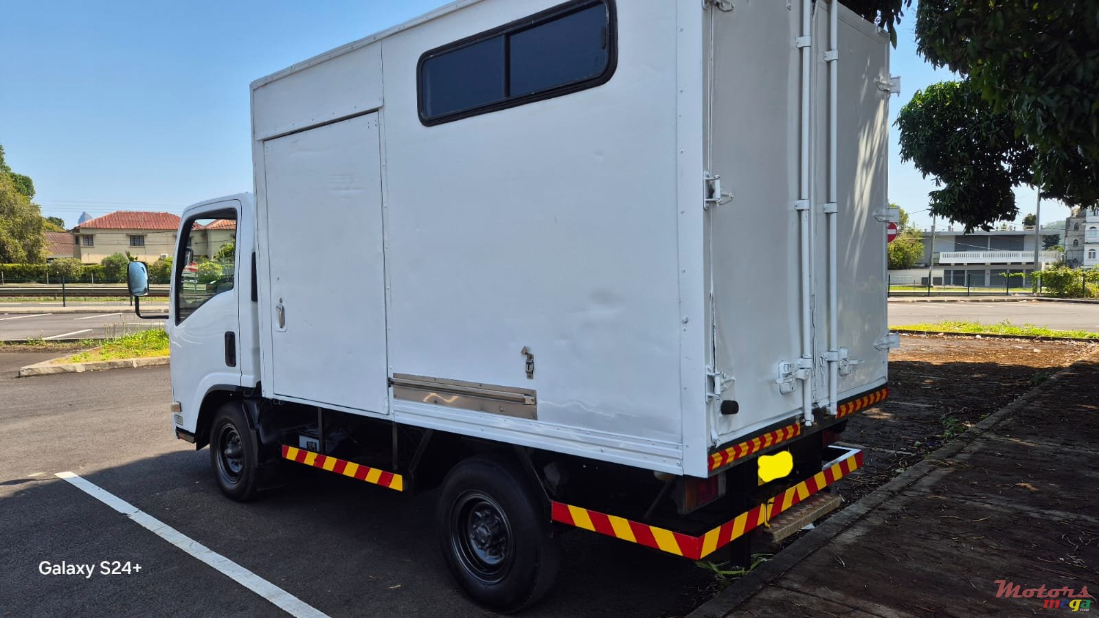 2020' Isuzu Reward NP photo #3