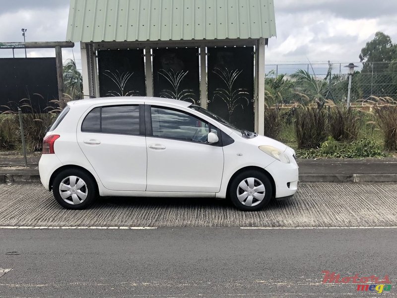 2006' Toyota Vitz photo #7