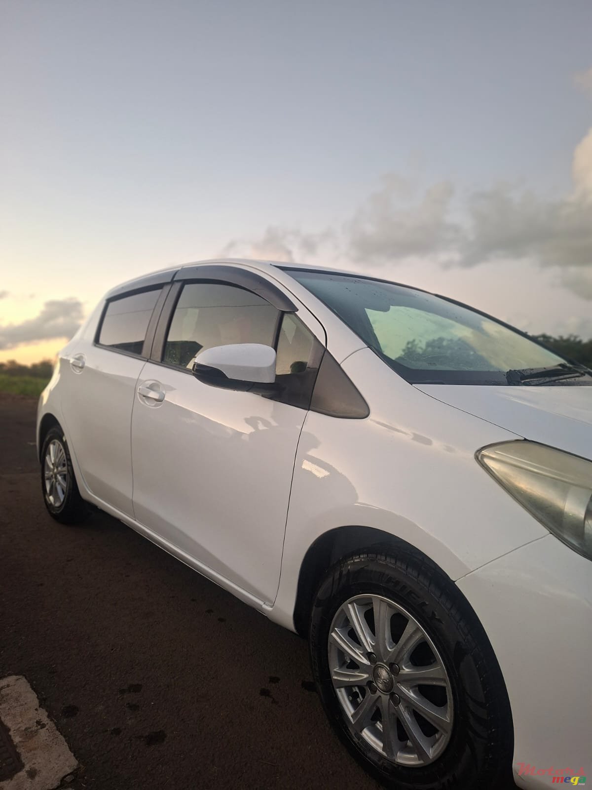 2012' Toyota Vitz photo #4