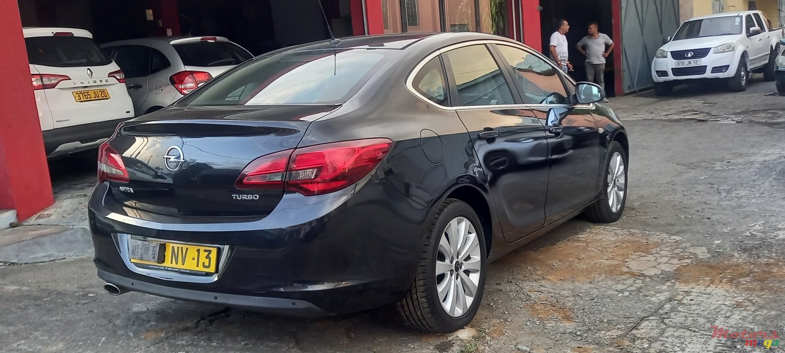 2013' Opel Astra photo #3