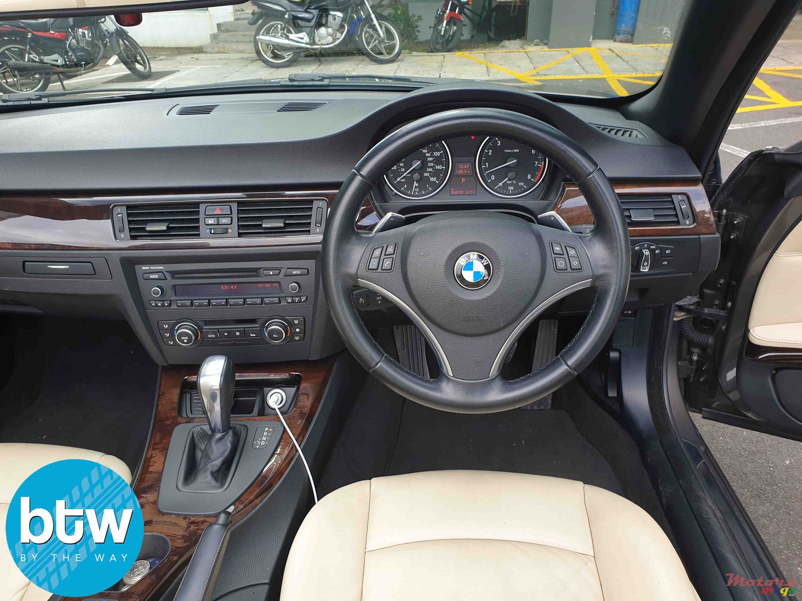 2010' BMW 3 Series Convertible photo #6