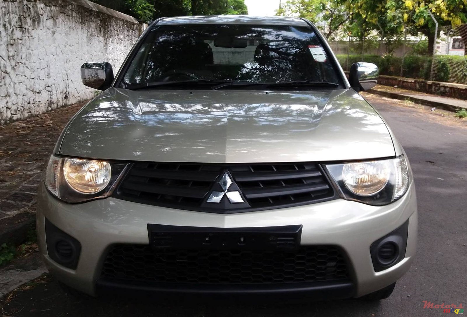 2010' Mitsubishi L 200 photo #1