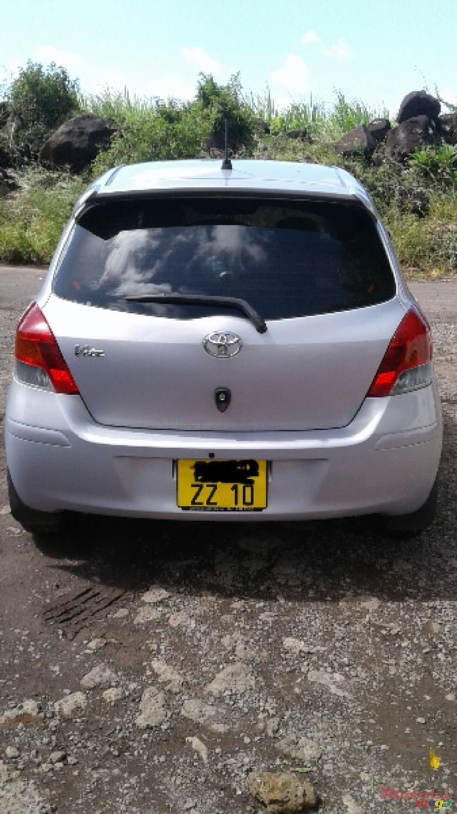 2010' Toyota Vitz photo #2