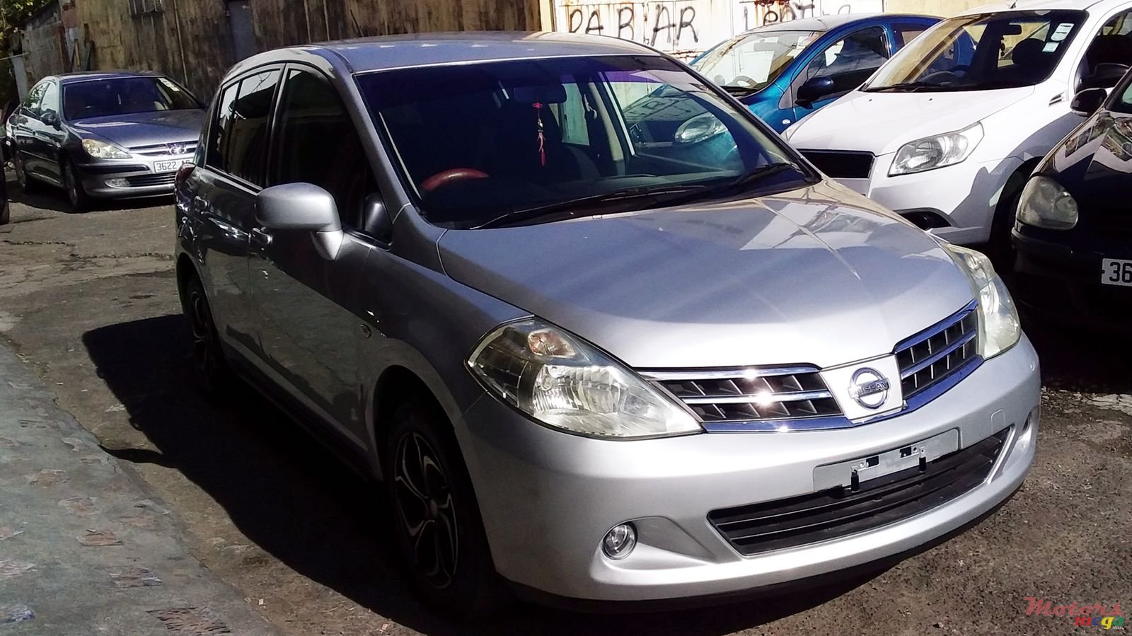 2011' Nissan Tiida photo #2