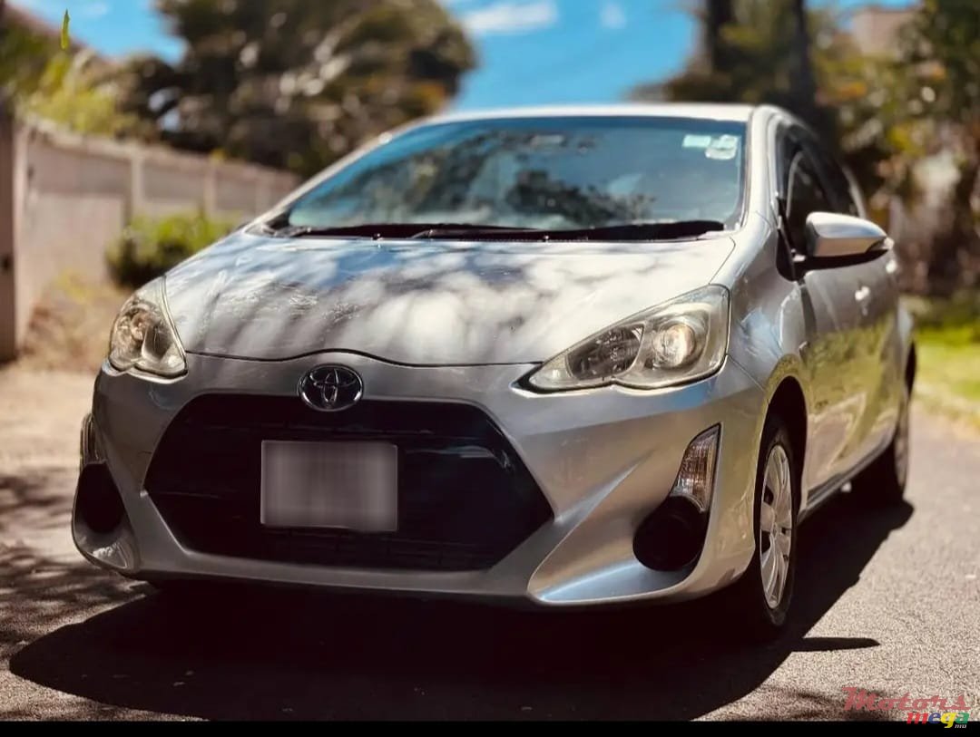 2016' Toyota Aqua photo #1