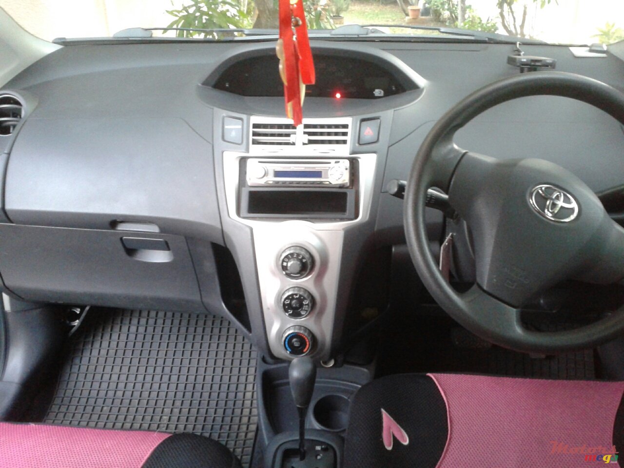 2006' Toyota Vitz photo #2