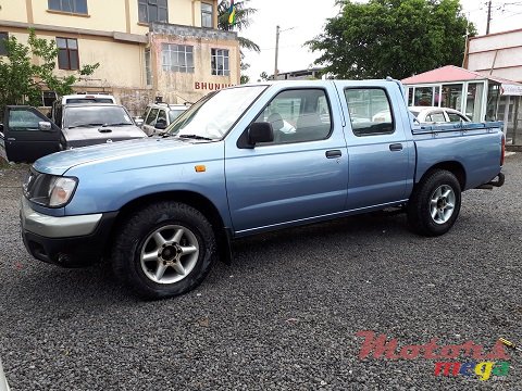 2000' Nissan Hardbody photo #2