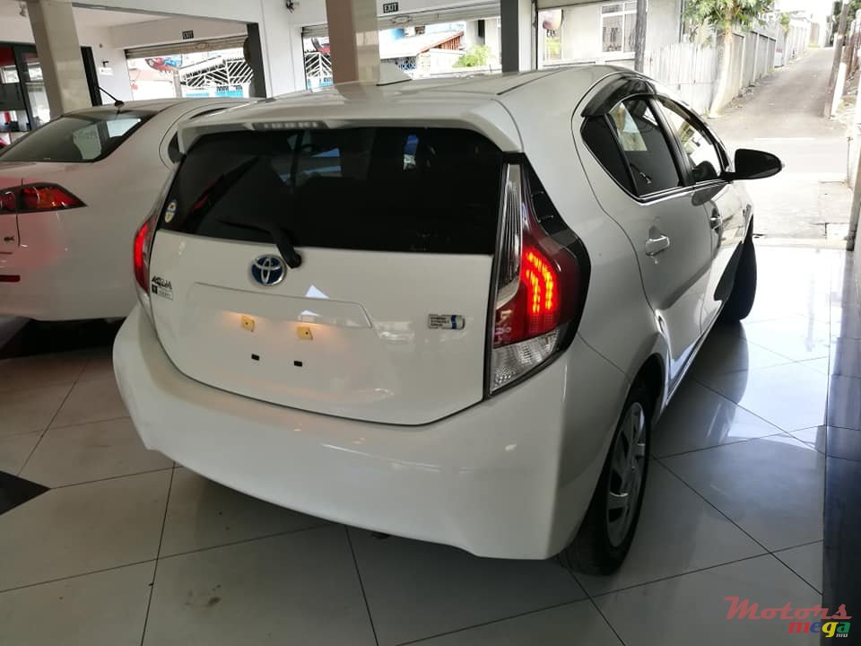 2015' Toyota Aqua photo #4