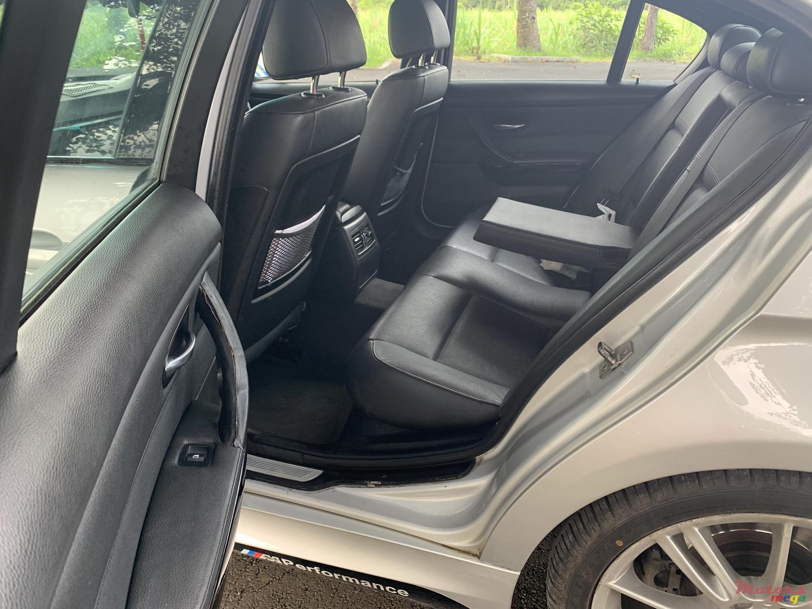 2009' BMW 3 Series M Sport pack photo #4