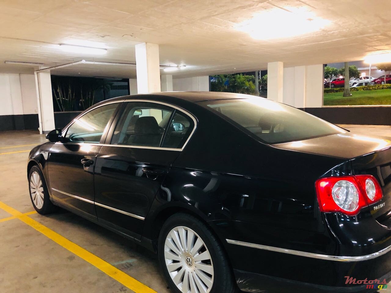 2009' Volkswagen Passat photo #2