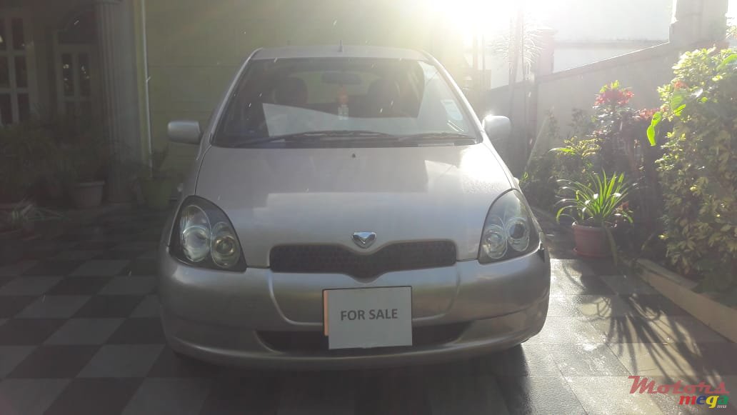 2001' Toyota Vitz photo #1