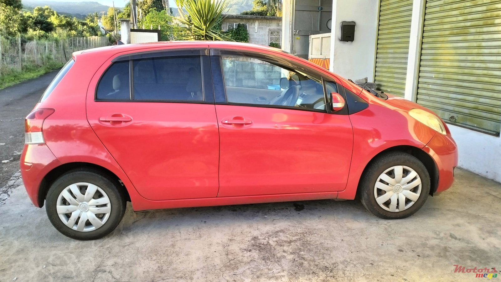 2010' Toyota Vitz photo #2