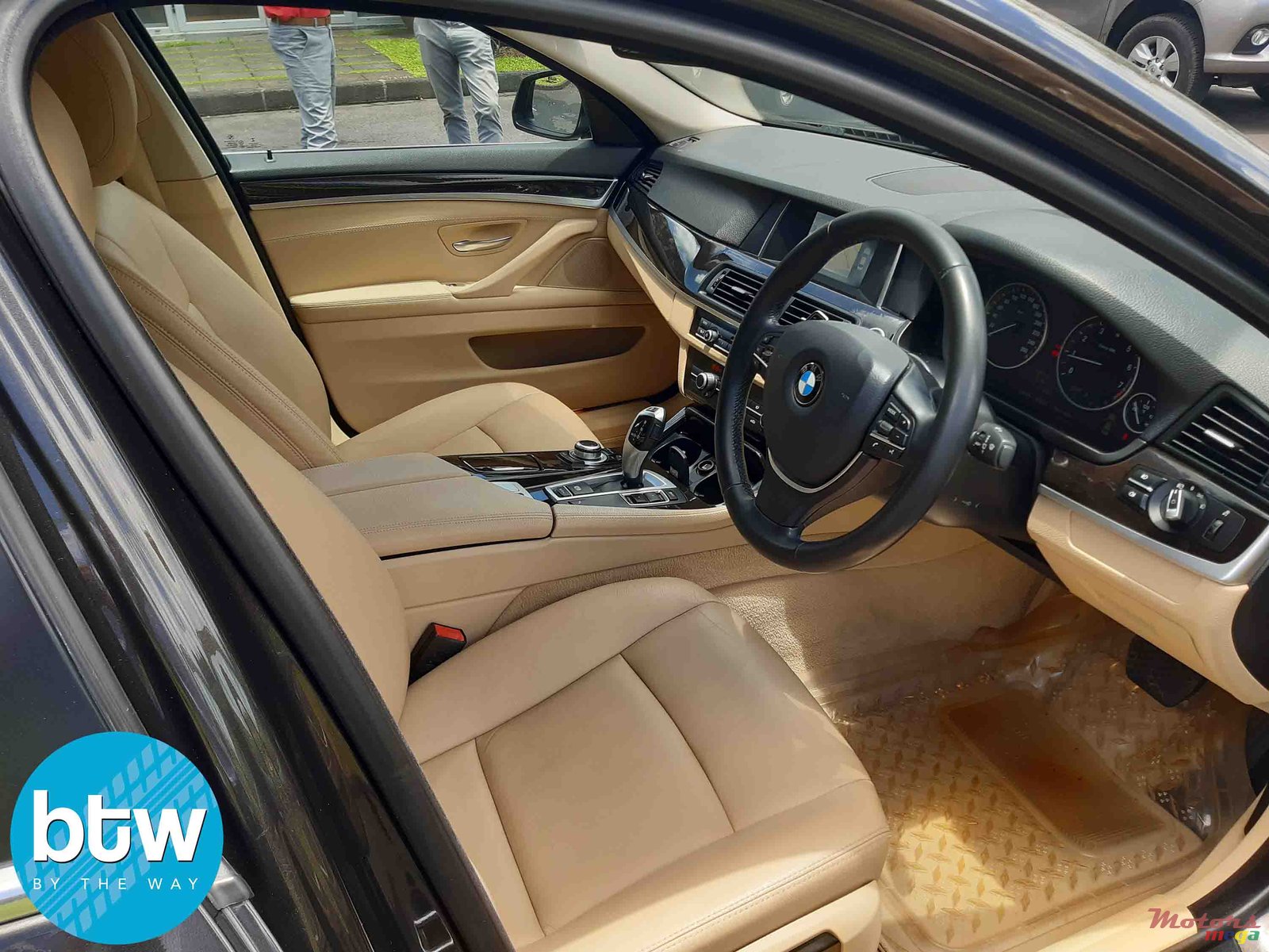 2014' BMW 5 Series 520i photo #6