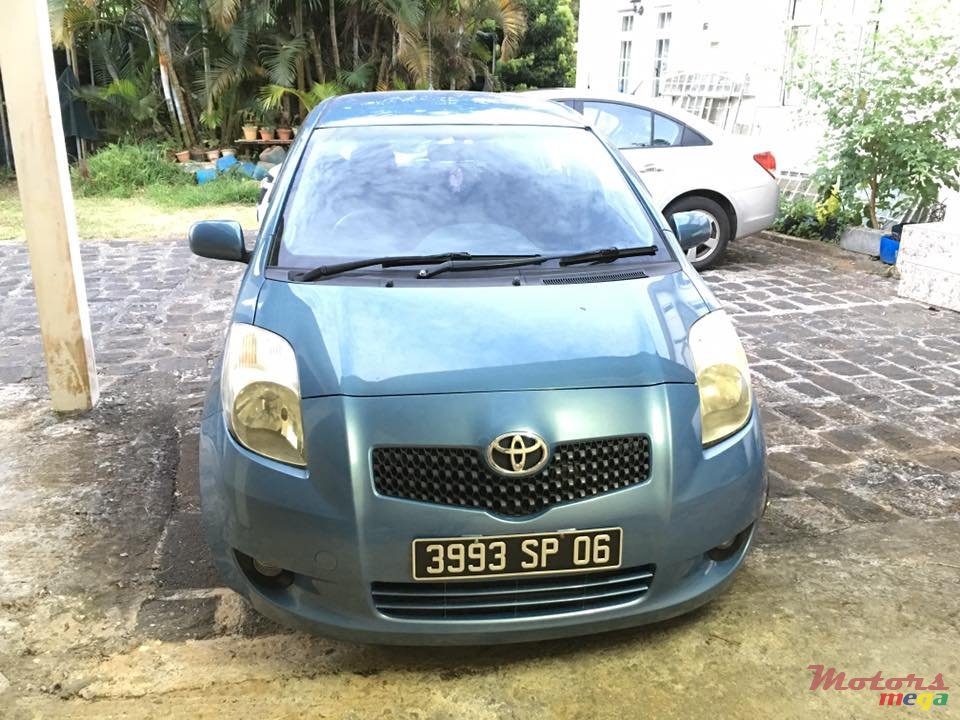 2006' Toyota Vitz photo #1