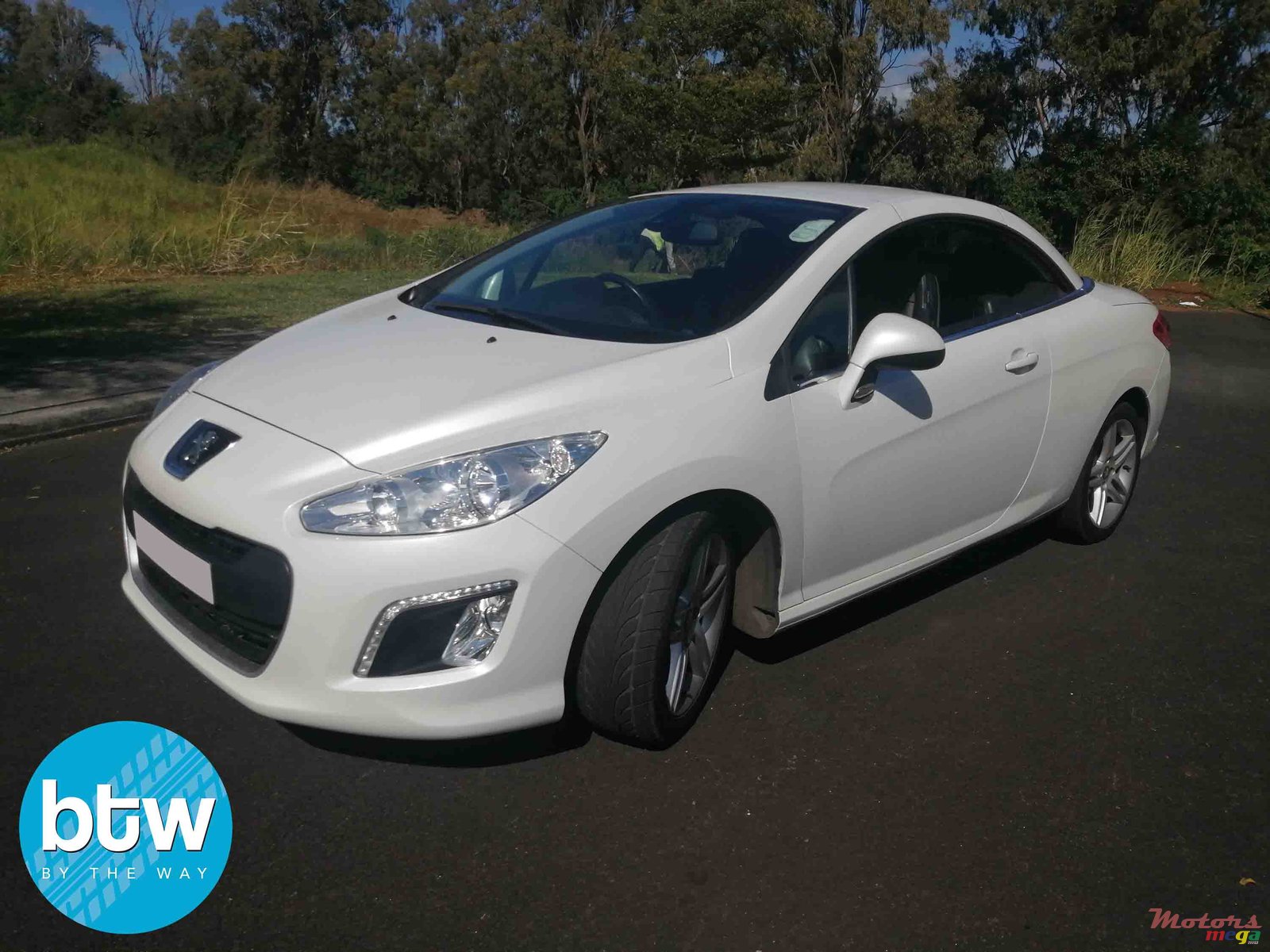 2012' Peugeot 308 cc photo #2