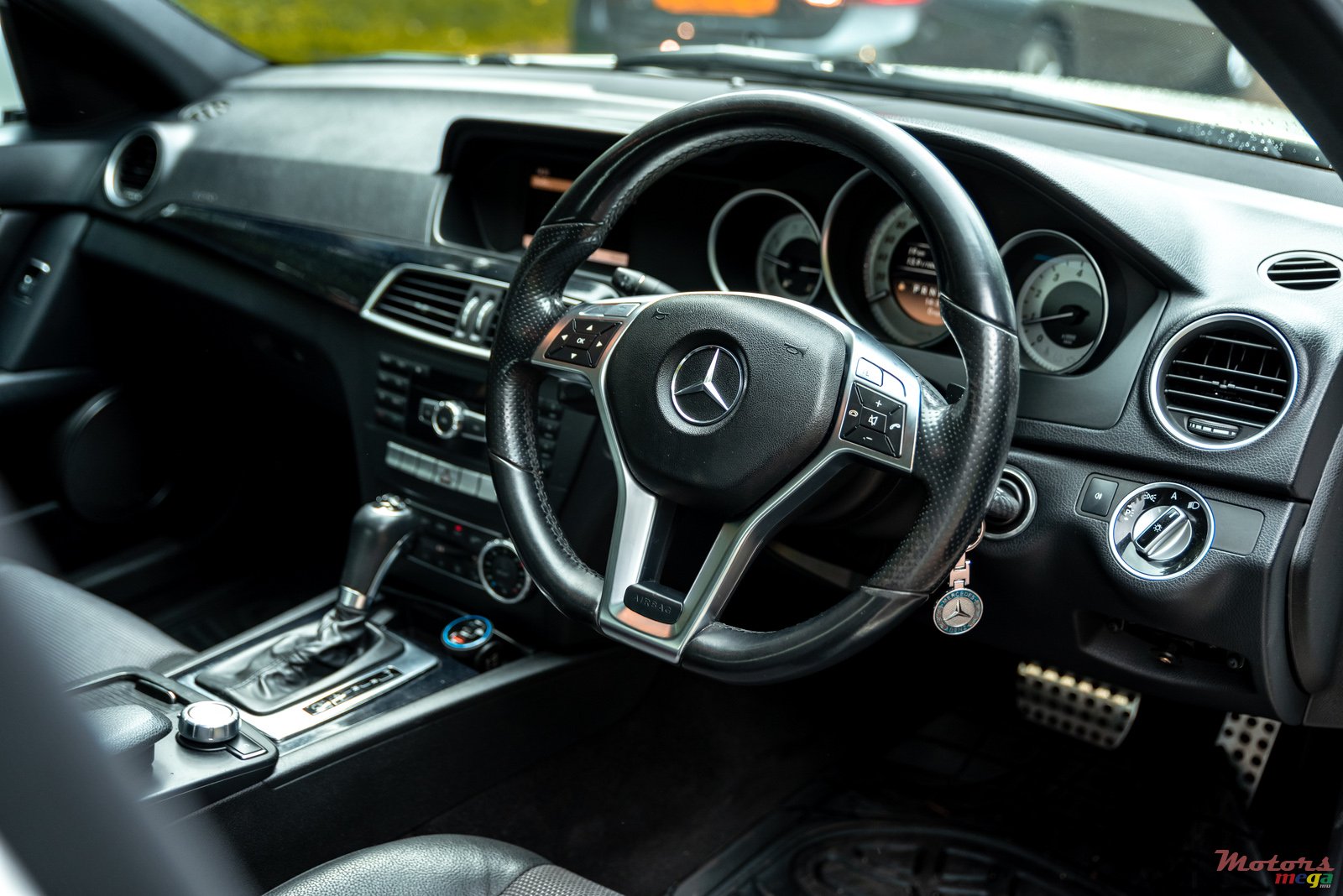 2011' Mercedes-Benz C 250 photo #2